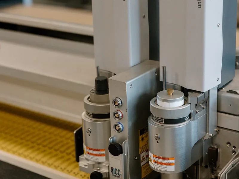 The twin heads of the flatbed knife cutter